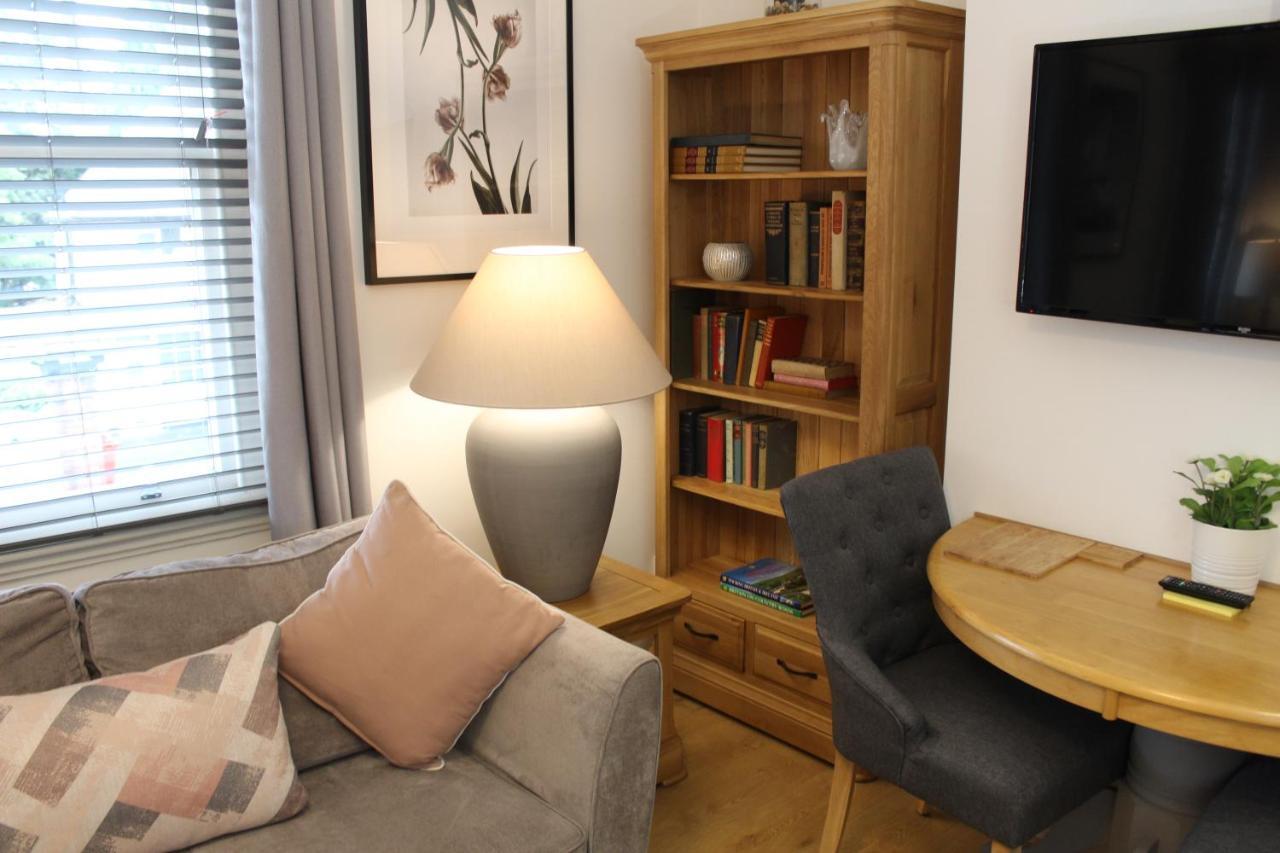The Larches Hotel Wolverhampton Exterior photo A typical studio apartment